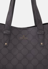 Bolso tote texturizado gris con un patrón de diamantes, herrajes dorados y logo grabado. Dos asas resistentes para mayor comodidad al llevar.