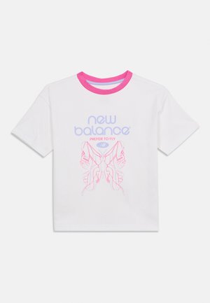 Λευκό κοντομάνικο T-shirt με ροζ γιακά, με μπλε κείμενο «new balance», κόκκινο «PREFER TO FLY» και ροζ περίγραμμα αθλητικού παπουτσιού που σχηματίζει φτερά πεταλούδας.
