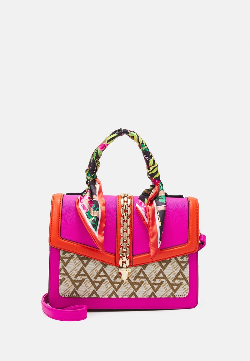 Sac à main coloré présentant un mélange de tissus rose, orange et à motifs. Comprend un détail de chaîne et un foulard noué à la poignée.