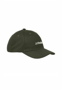 Donkergroene baseballpet van stof, met een gebogen rand, zes ventilatiegaatjes en een wit "JJ Studios" logo aan de voorkant.