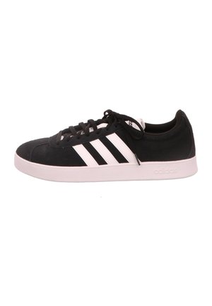Sneaker in suede nera con tre strisce bianche, punta rotonda, suola piatta e lacci neri. Branding sul tallone e sulla linguetta.