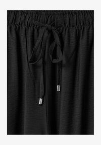 Geselecteerd, jet black