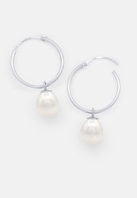 Boucles d'oreilles en argent en forme de créoles avec une goutte de perle blanche brillante. Les créoles sont élégantes avec une finition métallique lisse et un design minimaliste.