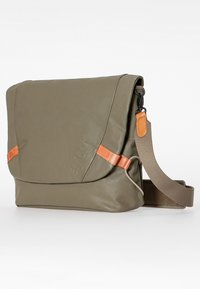Borsa a tracolla verde oliva realizzata in materiale liscio, con patta pieghevole, dettagli arancioni e tracolla regolabile.