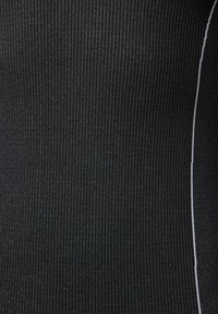 Zwart textiel met een ribbelpatroon, voorzien van een subtiele glans. Dunne witte accenten langs één rand bieden contrast.