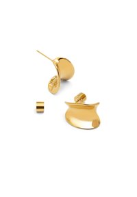 Pendientes escultóricos en tono dorado con un acabado suave y brillante. El diseño curvado incluye un vástago y un acento cilíndrico separado.
