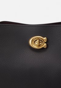 COACH WILLOW SHOULDER BAG - Kézitáska - black