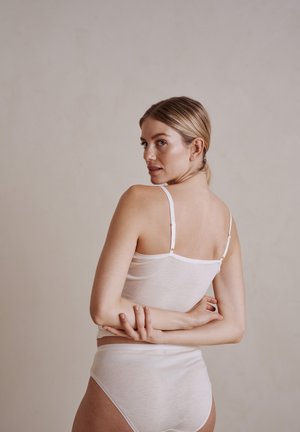 Hvid, letvægts bomulds-camisole med justerbare stropper og en subtil tekstur, parret med matchende højtaljede trusser.