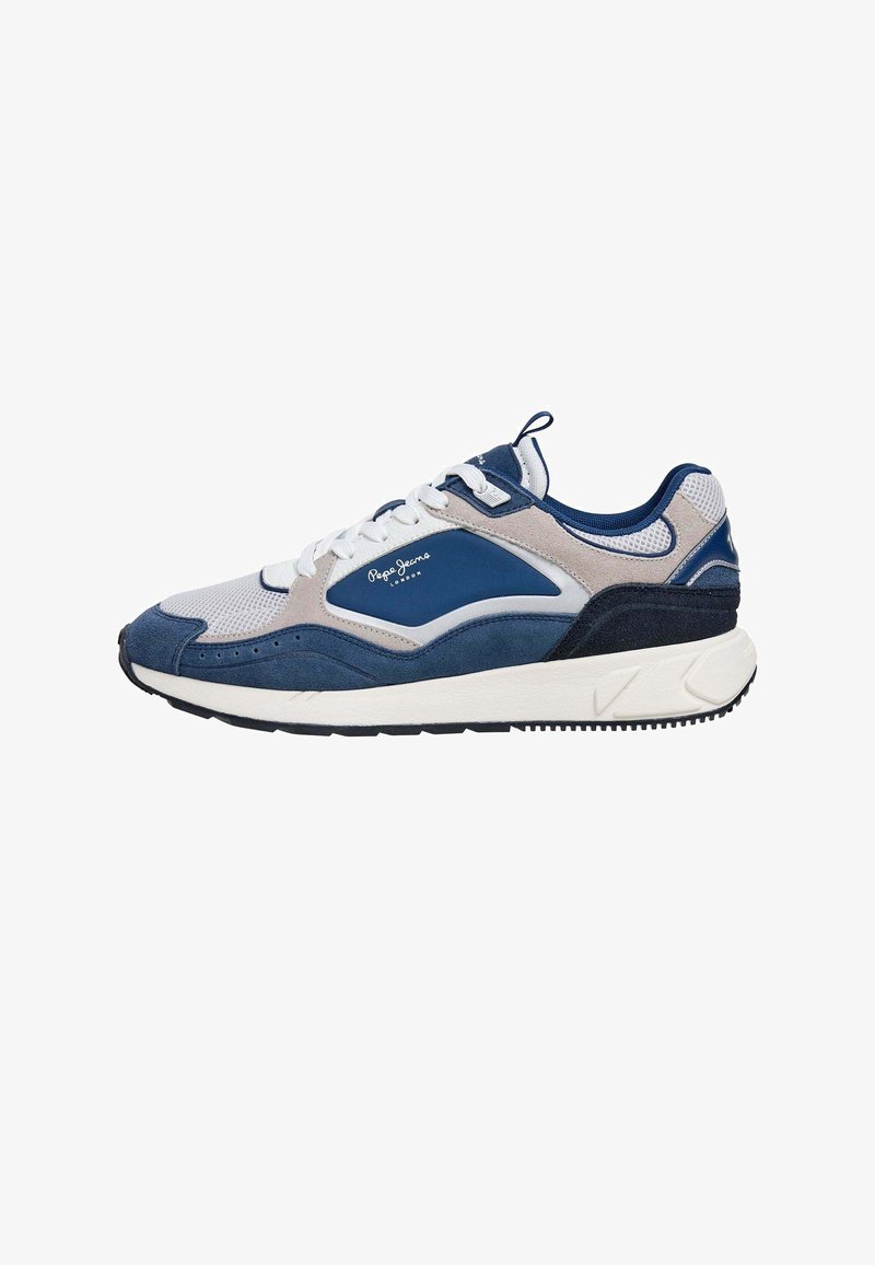 Zapatilla en azul marino y gris claro con materiales de malla y ante, suela de goma, puntera redondeada y detalles en azul contrastante con cordones blancos.