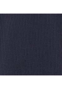 Rybkowana tkanina w ciemnogranatowym kolorze, z pionowymi liniami i miękką teksturą. Odpowiednia do odzieży lub zastosowań tekstylnych.
