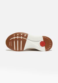 Schoenen zool met een bruine rubberen basis, witte demping en gestructureerde groeven voor grip; beschikt over een ronde rode logo op de hiel.