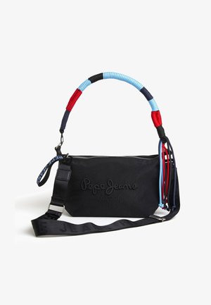 Czarna, prostokątna torebka Pepe Jeans z kolorowym owiniętym górnym uchwytem, odpinanym czarnym paskiem i wytłoczonym logo z przodu.