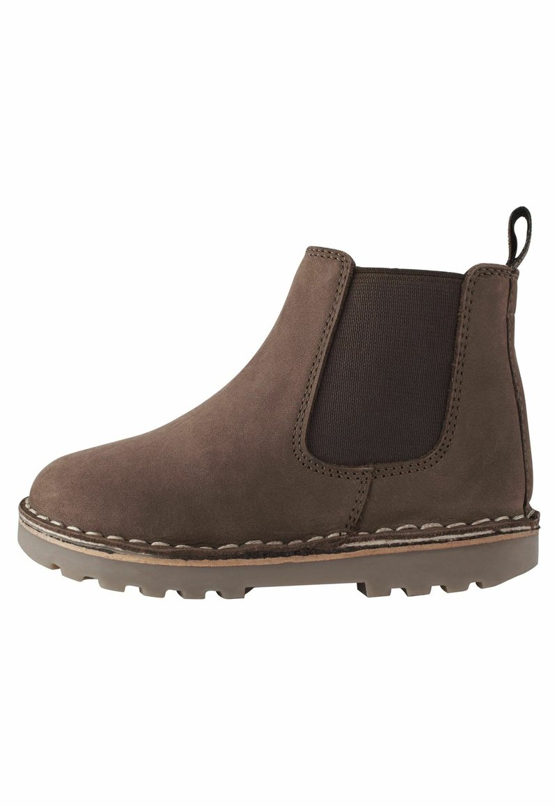 Stivale alla caviglia in suede marrone con pannelli elastici laterali, dettagli cuciti e suola in gomma con un motivo scanalato per la trazione.