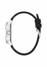 Strieborné inteligentné hodinky s obdĺžnikovým ciferníkom, matným čiernym silikónovým remienkom a kovovou prackou. Majú bočné tlačidlá a elegantný dizajn.