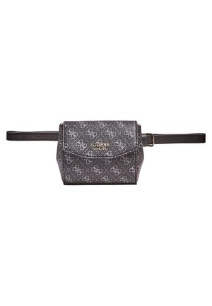 Sac banane Guess marron foncé avec motif logo répétitif, rabat avant avec texte logo doré et sangle ajustable avec boucle.