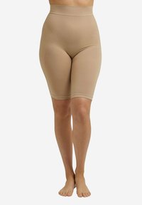 Hochtaillierte, gerippte Formshorts in einer sandfarbenen Nuance, mit glattem Stoff und knieumspielender Länge. Keine sichtbaren Beschläge oder Muster.