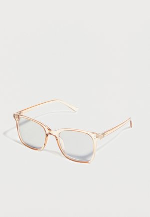 Transparante beige rechthoekige bril met heldere glazen, geplaatst op een wit oppervlak.