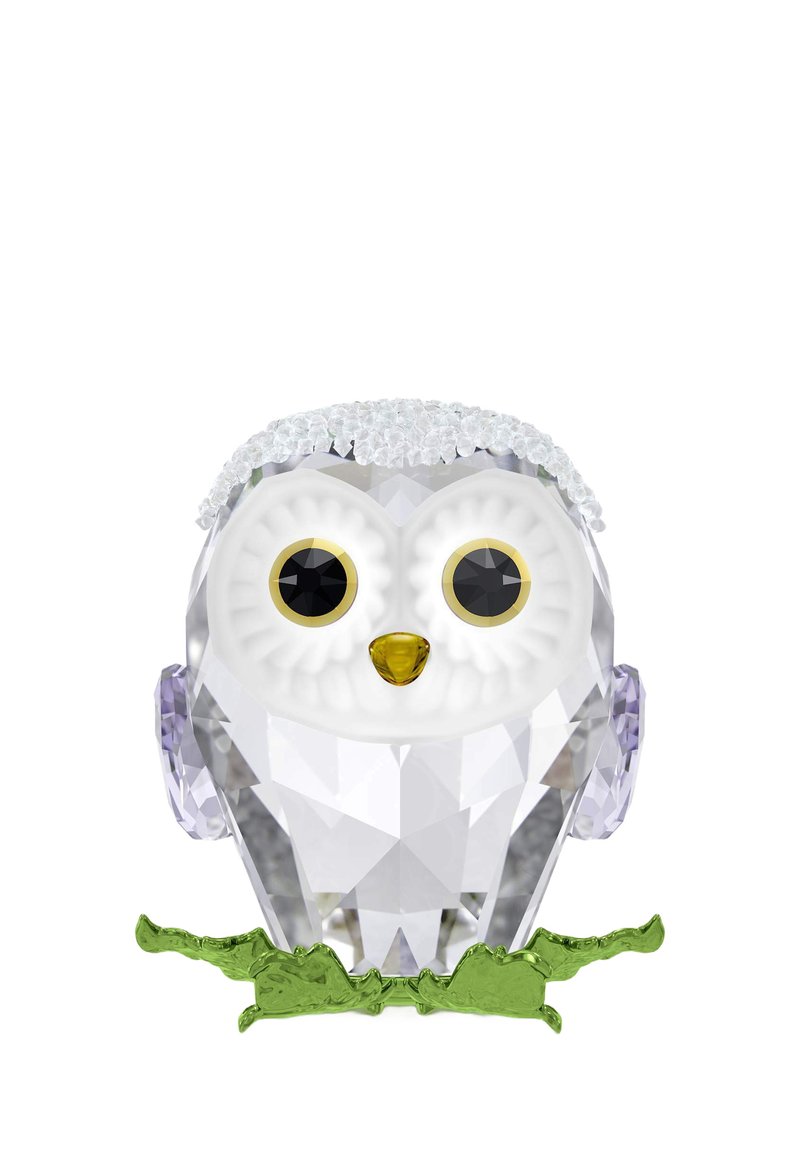 Priehľadná kráľovská figura sovy s veľkými bielymi očami, žltým zobákom, fialovými akcentmi na ušiach a zeleným podstavcom pripomínajúcim zeleň.