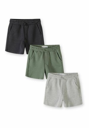 Tre par afslappede shorts i sort, grøn og lysegrå med elastiske linninger og forlommer, arrangeret på en hvid baggrund.