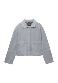 Giacca in denim grigio chiaro con collo a camicia, chiusura frontale con bottoni e due grandi tasche. Presenta cuciture decorative sull'orlo delle maniche.