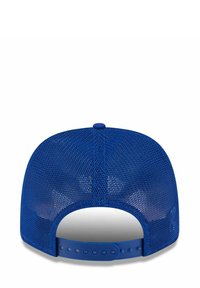 Blaues Mesh-Baseballcap mit geschwungenem Schirm, verstellbarem Snapback-Verschluss und einem soliden blauen Knopf oben. Strukturiertes, atmungsaktives Material.
