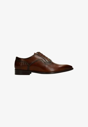 Bruine leren jurk schoen met een gladde afwerking, puntige neus en subtiele krokodillen structuur op de hiel. Voorzien van vijf oogjes voor veters.