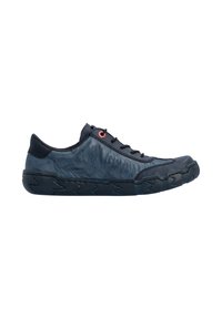 Sneaker en cuir bleu foncé à coupe basse avec semelle noire, lacets noirs et détail œillet rouge sur fond blanc.