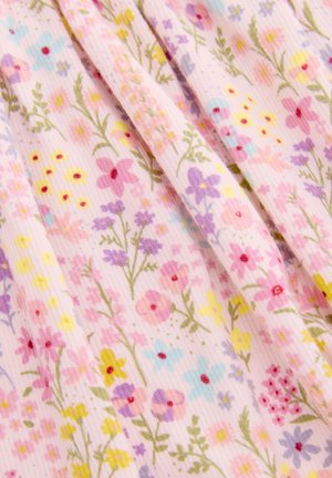 Tessuto floreale con una varietà di piccoli fiori rosa, gialli, blu e viola su uno sfondo rosa chiaro morbido con una trama sottile.