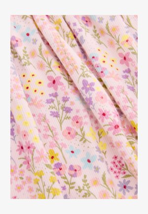 Bloemenstof met verschillende kleine bloemen in roze, geel, blauw en paars op een zachte, lichtroze achtergrond met subtiele textuur.