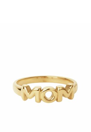 Bague en or avec des lettres en relief formant "MOM" sur l'anneau, présentée sur fond blanc.