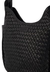 Schwarze, geflochtene Ledertasche in Hobo-Form; verfügt über ein glattes Finish, ein dezentes Markenlabel und einen einzigen Schultergurt zum Tragen.