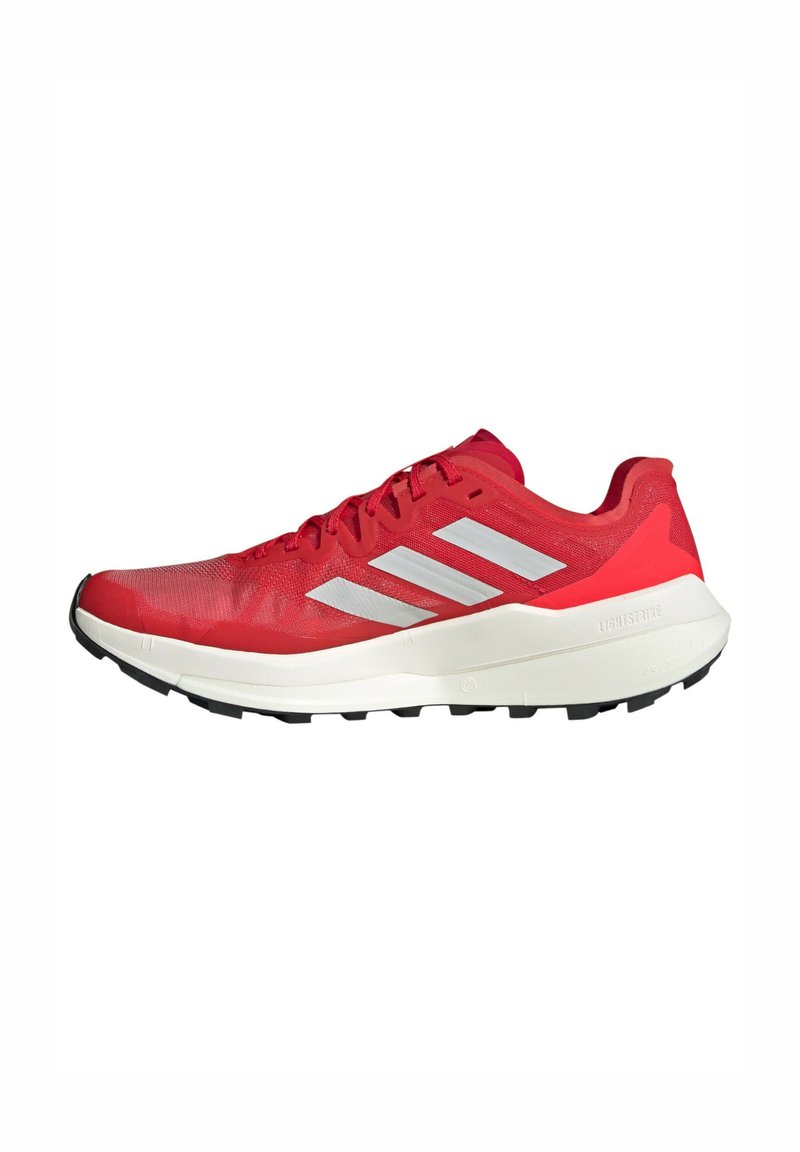 Scarpa sportiva rossa con tomaia in mesh, tre strisce bianche sui lati, colletto imbottito, suola intermedia chiara e suola esterna nera con battistrada.