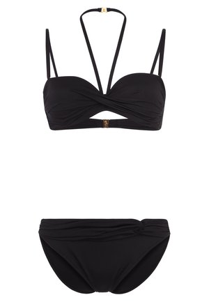 Fekete bikini szett, amely csavart bandeau toppal rendelkezik, arany kiegészítőkkel és állítható pántokkal, amelyet hozzáillő, alacsonyan ültetett alsó részekkel párosítottak, gyűrött részletekkel.