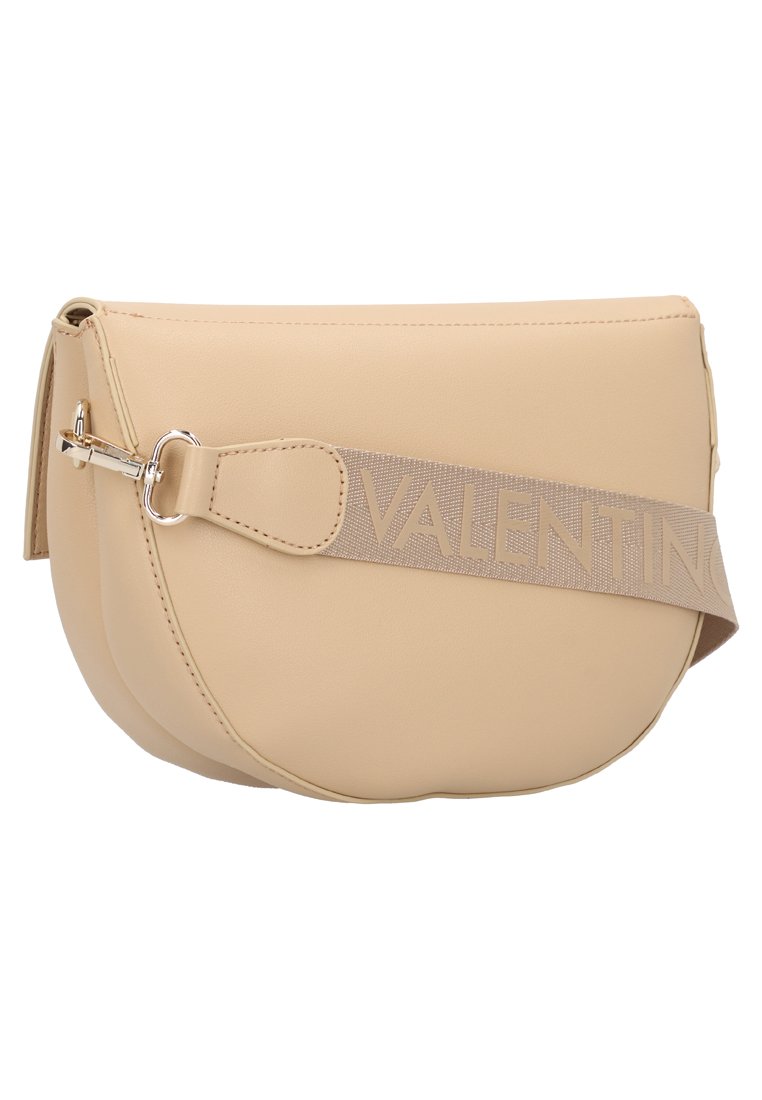 Beige Leder Crossbody-Tasche mit einer geschwungenen Form, ausgestattet mit einem Logoschulterriemen und silbernen Hardwareakzenten. Glatte Textur, minimalistisches Design.