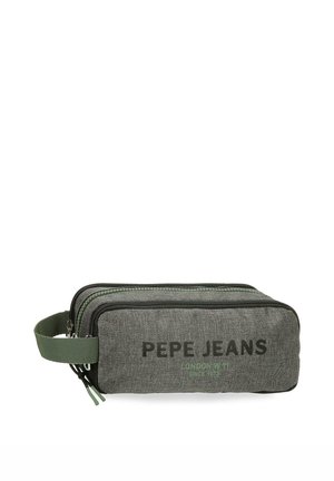 Neceser rectangular de tela gris con dos compartimentos con cremallera, un asa lateral verde y "PEPE JEANS" impreso en la parte frontal.