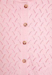 Růžový pletený kardigan s texturovaným cikcak vzorem, sedmi knoflíky a kulatými lesklými ozdobami na přední léze.
