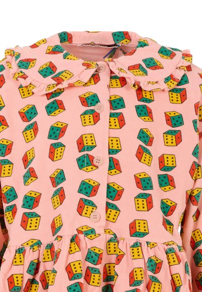 Abito rosa con colletto a volant e stampa di dadi colorati in rosso, giallo, verde e blu. Chiusura con bottoni.