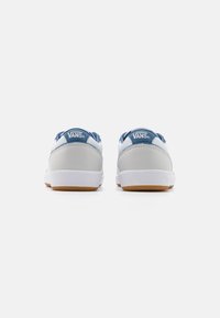 Vans sportcipő szürke és fehér színben, kék akcentusokkal. Jellemzői az alacsony tetejű kialakítás, texturált anyag és gumitalp, amelynek alsó része gumis.