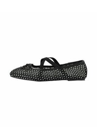 Musthave musta balletikinga, millel on tekstureeritud võrgutootmine, kaunistatud hõbedaste nukkidega, ja ristsuunalised elastsed rihmad ning ümar varvas.
