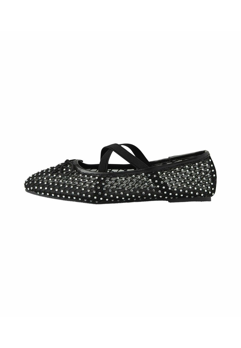 Musthave musta balletikinga, millel on tekstureeritud võrgutootmine, kaunistatud hõbedaste nukkidega, ja ristsuunalised elastsed rihmad ning ümar varvas.