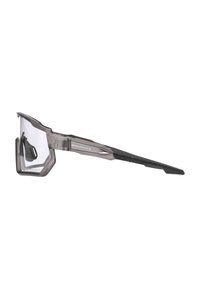 Sportsonnenbrille mit einem transparenten grauen Kunststoffrahmen und schwarzen Bügeln. Verfügt über ein kantiges Design und ein sicheres Nasenstück für zusätzlichen Komfort.