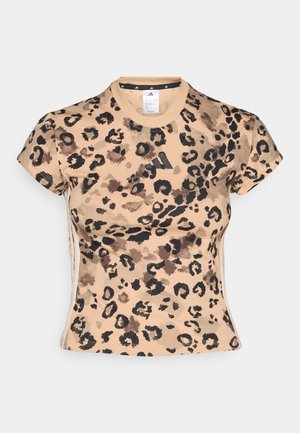 adidas Sportswear TEE - T-shirts med print - multicolor/warm sandstone