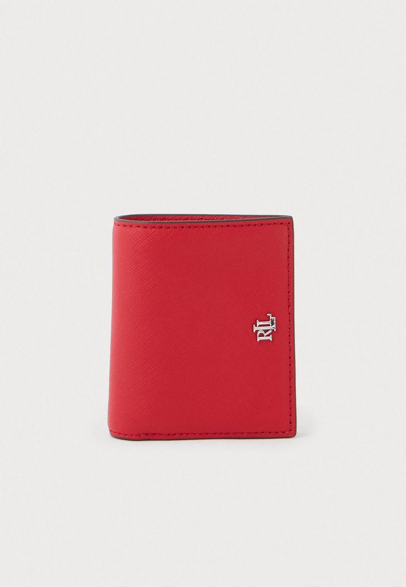 Rote Lederbörse mit strukturiertem Finish, ausgestattet mit einem silbernen Logo-Detail. Rechteckige Form mit genähten Kanten.