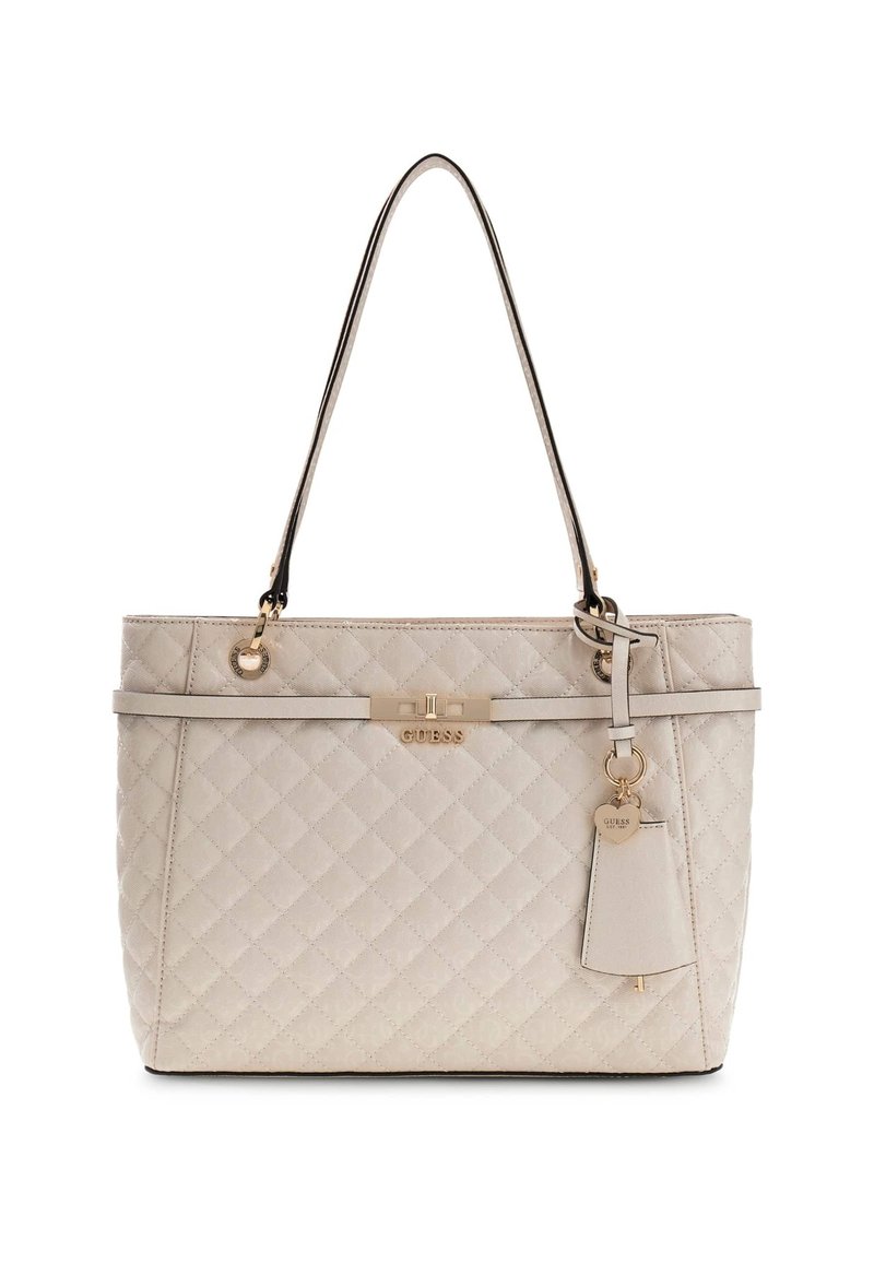 Borsa a spalla trapuntata beige con finiture in oro, caratterizzata da una placca con logo e un ciondolo. Doppi manici per il trasporto. Texture morbida.