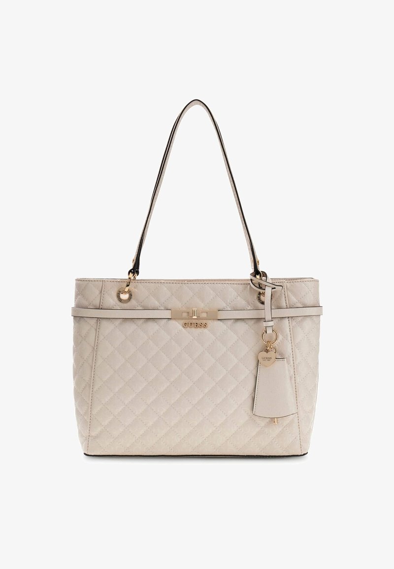 Beige quiltet tote bag med guldtonet hardware, som har en logo-plade og charm. Dobbelt skulderremme til transport. Blød tekstur.