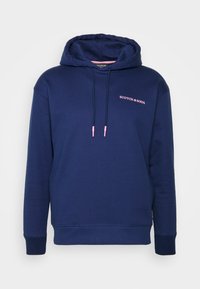 Sudadera de color azul marino hecha de algodón suave. Cuenta con un bolsillo canguro, cordones con aglets rosas y el logo de la marca bordado en rosa.
