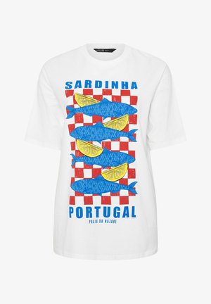 Biała koszulka z niebieskimi sardynkami i żółtymi ćwiartkami cytryny na czerwono-białym w kratkę tle. Napis: „Sardinha Portugal Praia da Nazaré”.