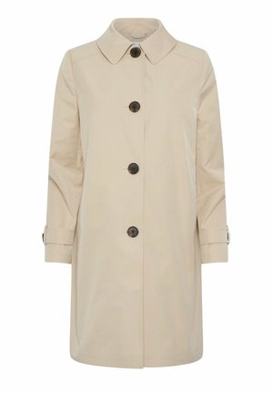 Gabardina beige hasta la rodilla con grandes botones oscuros, cuello puntiagudo y puños ajustables con correa, mostrada sobre un fondo blanco.