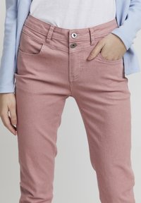 Oxmo OXPEETJE TIGHT FIT - Hlače - ash rose