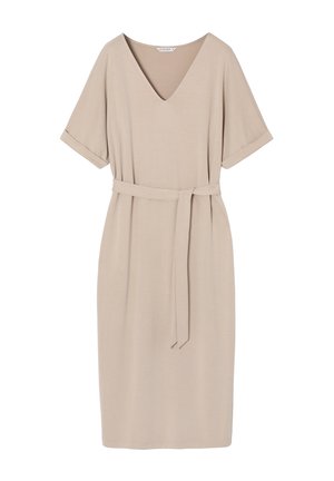Beige jurk met een V-hals, korte opgerolde mouwen en een tailleband. Gemaakt van zachte stof, met een relaxte pasvorm en een knielange lengte.